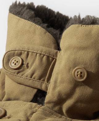 Deck vest collar fastening with khaki buttons and dark shearling lining
