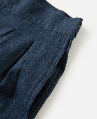 pocket detail of Indigo Relaxed Double-Pleated Hemp-Cotton Shorts